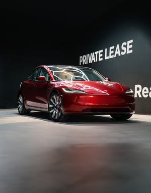 Red Tesla Model 3 Highland vert